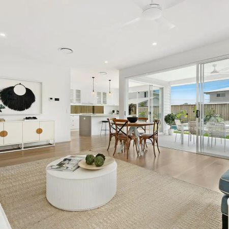 Executive Family Residence in Prestigious Graceville - Photo 4