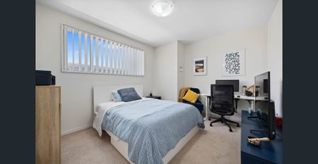 Modern Top Floor Townhouse Style Apartment with District Views - Photo 2