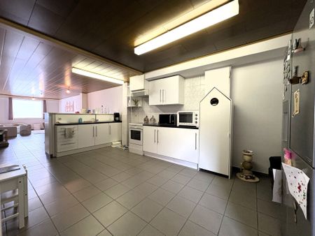 Ruim appartement met 4 slaapkamers en overdekte autostaanplaats - Photo 2