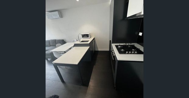 Stylish 1 Bedroom Apartment with Large Balcony in West Melbourne-Furnished - Photo 1