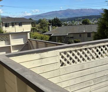 Spacious Family Home with Versatile Living Options - Photo 2