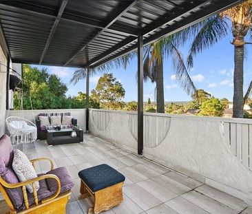 Grand Family Living in a Tranquil Cul-de-Sac - Photo 1