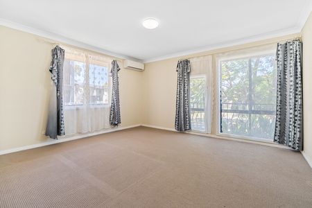 Beautiful 4-Bedroom Home in Center of Holsworthy - Photo 3