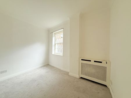 Low Petergate, York - Photo 2