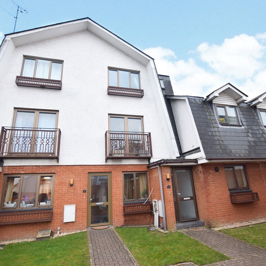 2 bedroom Maisonette in Braeside, Bracknell - Photo 1