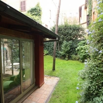 Center-Borgo Pio: Charming little 1 bedroom cottage in antique building with lovely private garden and terrace. Newly restored, modernly furnished, bright, silent, near metro, shops and services. Ref 1169 - Photo 3