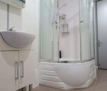 Centrally Located Low Maintenance 3 Bedroom, 2 Bathroom - Photo 4