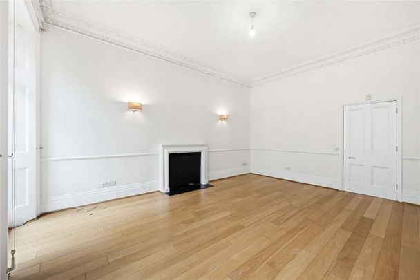 A bright three bedroom apartment on one of South Kensington's most desirable addresses. - Photo 1