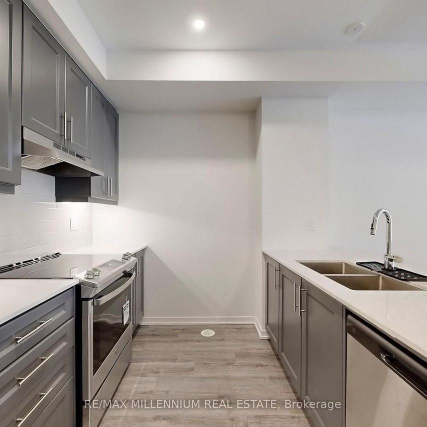 100 Honeycrisp Crescent town house — Vaughan, ON (2-Bedroom) - 2 Bedroom - Photo 1