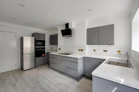 3 Bed Flat - Photo 2