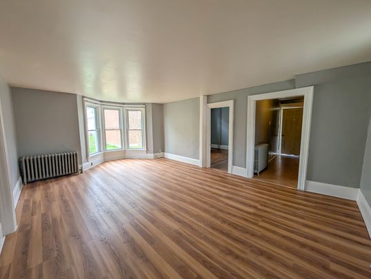 34 Forsythe St, Fort Erie - 2 Bed + Den Main Unit - Photo 1