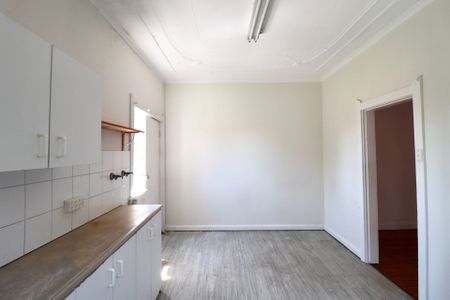 BRIGHT TWO BEDROOM APARTMENT - WALK TO BEACH! - Photo 3