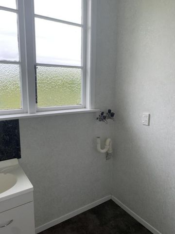 One bedroom self-contained flat in quiet setting - Photo 5