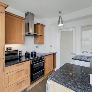 Studio Flat, Ears Court Road, W8 - Photo 2