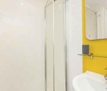1 bedroom in a flat share to rent - Photo 2