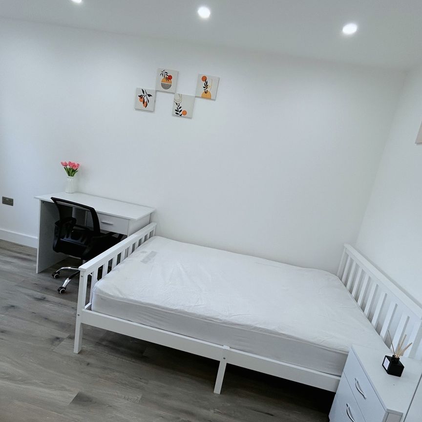 Studio Flat, Kennard Road, E15 - Photo 1