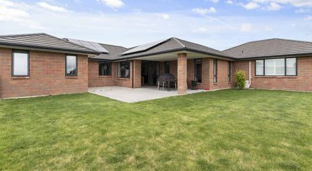 Executive Style home - all utilities included - Photo 3