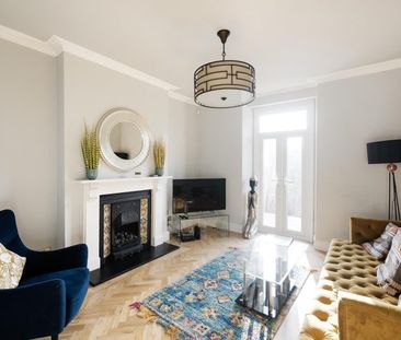 2 Bed Flat - Photo 2