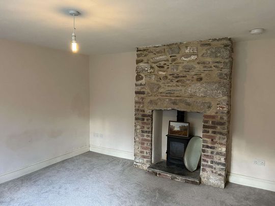 Detached Farmhouse set in a peaceful rural location to let on an initial term of 12 months. - Photo 1