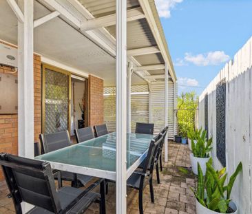 Spacious Burnside Family Home with Huge Shed - Walk to Schools! - Photo 4
