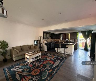 1 bedroom in a house share to rent - Photo 2