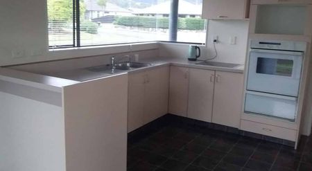 Three Bedroom Stoke Home in a popular area - Photo 4