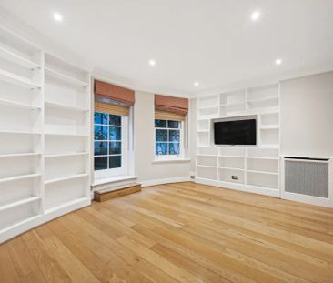 3 bedroom flat in London - Photo 2