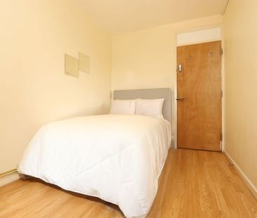 Room in a Shared Flat, St. Gilles House, E2 - Photo 5