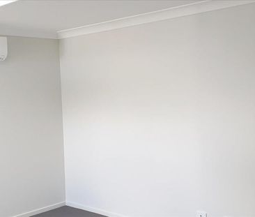 Stylish, Modern & Compact Family Home - Photo 4