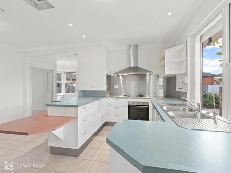 Low-Maintenance Living in Oaklands Park - Photo 5