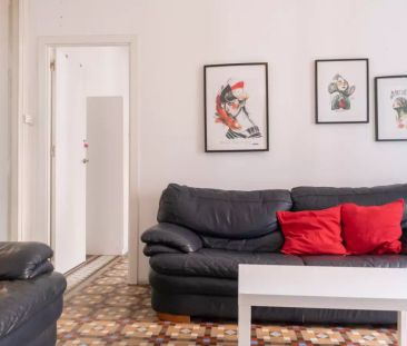 Room in a shared 12-bedroom apartment for rent in Sol, all bills included, perfect for professionals and students - Foto 2