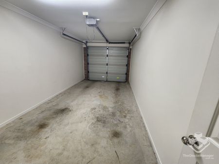 3 Bedroom, 2 bath rooms, Single lock up garage - Photo 4
