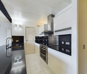 2 bed flat to rent in Beacon House, London, E14 - Photo 1