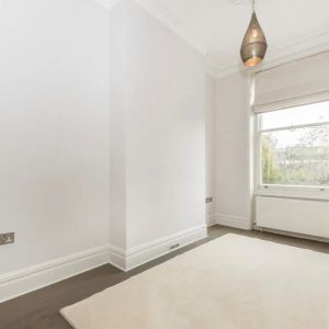 4 bedroom flat in Clevedon Road - Photo 2