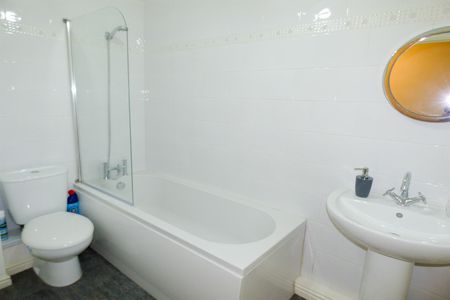 2 bed apartment to rent in Windsor Court, Felling, NE10 - Photo 4