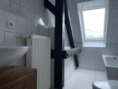 Dachgeschosswohnung mit Einbauküche und Mansarde - Photo 3