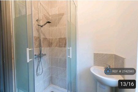1 bedroom in a house share to rent - Photo 4