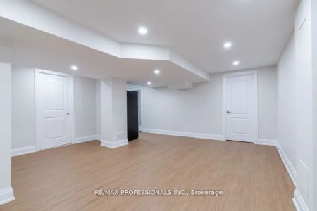 Property For Lease | W9043061 - Photo 5