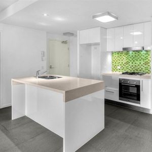 EXCELLENT LAYOUT 2 bedroom 1 bath apartment WITH car parks - Photo 2