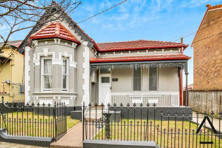 Tastefully Renovated, Character Filled, Centrally Located, Sun-Kissed And Spacious Three Bedroom Family Home, Only Moments To Cafes And Transport - Photo 4