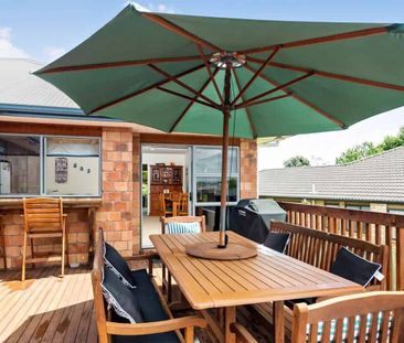 Generous 4-Bedroom Home with Separate Living, ... - Photo 3