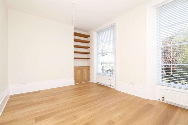 A bright one bedroom apartment in an attractive period house overlooking Arundel Square. - Photo 1