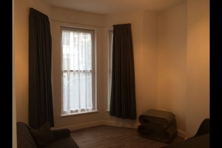 1 Bed Flat, Barons Court, W14 - Photo 4