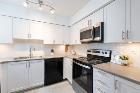 Beautiful, Modern and Fully Renovated 2 Bedroom Townhome in Oshawa - Photo 4