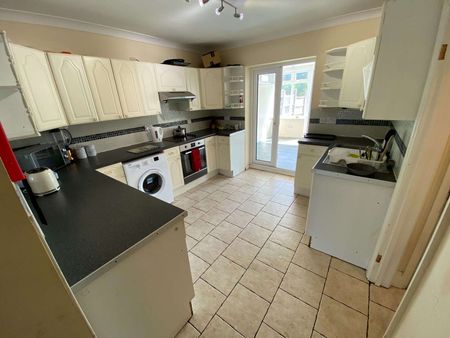 Newly refurbished double en-suite room in LN6 - Photo 3