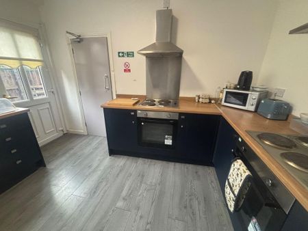 6 bedroom terraced house to rent - Photo 4