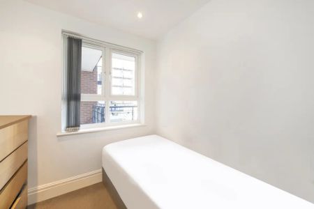 2 bedroom flat in Kingston upon Thames - Photo 3