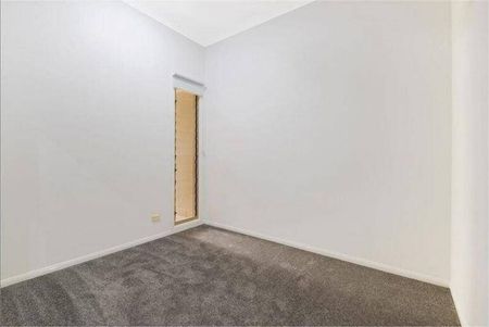 Spacious 3 Level Townhouse with 3 large Balconies - as big as a house! - Photo 3