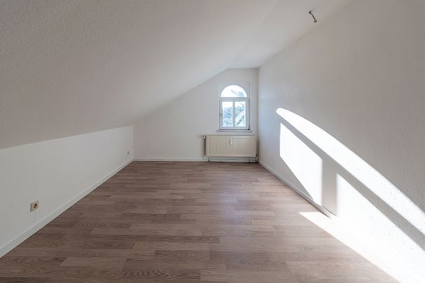 Frisch renovierte helle Dachwohnung mit Tageslichtbad, nahe dem Elbepark. - Photo 1