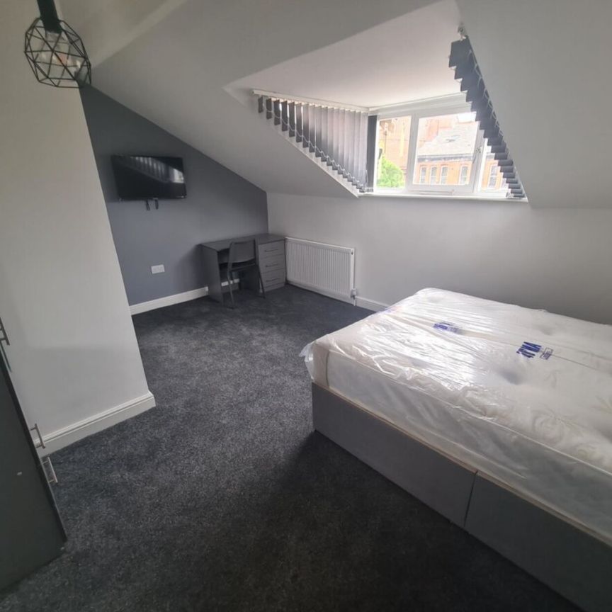 3 Bed - Flat 2, 47 Clarendon Road, Woodhouse, Leeds - LS2 9NZ - Student - Photo 1